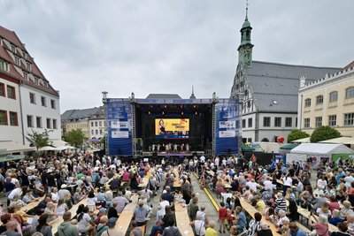 Gut besucht ist schon das Nachmittagsprogramm auf der Hauptmarkt-Bühne.