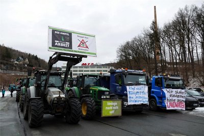 Mehr als 100 Traktoren, Lkw und Kleintransporter sind am Montag von Zschopau aus nach Chemnitz gefahren.