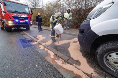 Die Feuerwehr streute Granulat, um die ausgetretenen Betriebsmittel zu binden.
