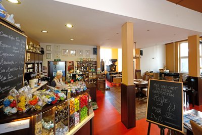 Seit zwei Jahren organisiert Steffi Kujawski Ausstellungen in ihrer Kaffeerösterei.