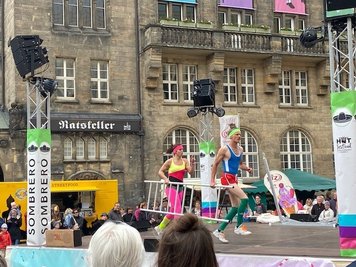 Das Akrobatik-Duo Koko und Lulu begeisterte die Besucher am Samstagnachmittag auf dem Neumarkt mit ihren Sportgymnastik-Versuchen, die an die 1980er-Jahre erinnerten.