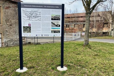 Tafel mit Informationen zum historischen Hüttenstandort Halsbrücke. 