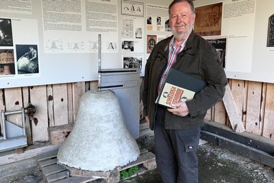 Konrad Stahl in der Ausstellung des Heimatvereins am Hochofen in Morgenröthe. Bald wird an die Glockengießer-Geschichte an prominenter Stelle in Rautenkranz erinnert.