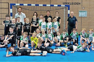 Die E-Jugend des SV Grün-Weiß Niederwiesa (weiße Trikots) beim gemeinsamen Training mit dem Nachwuchs vom HC Elbflorenz in der Ballspielhalle Dresden. Steffen Funke (h. r.) und Simone Sättler-Gruhle (h., 2. v. l.). 