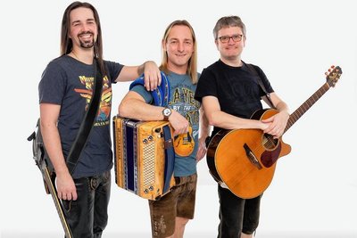 De Erbschleicher – Manuel Laukner, Andreas Beck und Robin Hermann (v. l.) –spielen am Mittwoch in der Zwönitzer Brauerei auf.