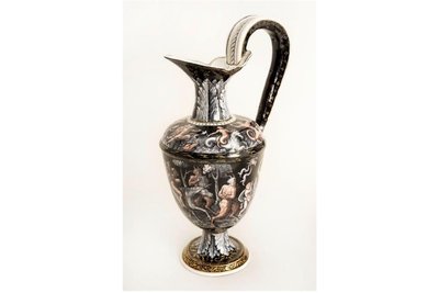 Kanne aus der Meister-Werkstatt "IC" nach einer Vorlage von Jacob Androuet Ducerceau aus dem 16. Jahrhundert. Zu sehen ist die Dauerleihgabe der Ernst-von-Siemens-Kunststiftung in der Ständigen Ausstellung "Antike bis Historismus".