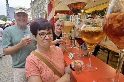 Astrid und Ingolfs Mühlig sowie Regina Etzold (von vorn) genießen das Zwickauer Stadtfest und die Bowle. Die Familien aus Brandenburg und Podelwitz haben das Stadtfest zwei Tage hintereinander besucht.