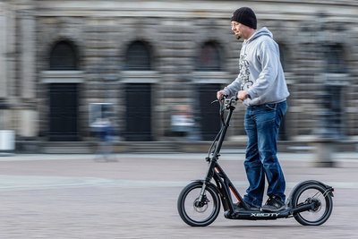 Proberunde - nur fürs Foto - auf dem Platz vor dem Dresdner Semperoper: Redakteur Andreas Rentsch fährt den X2City von BMW. 