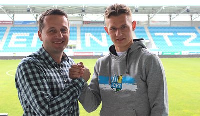 Thomas Sobotzik, Sportvorstand beim CFC, und Neu-Profi Erik Tallig