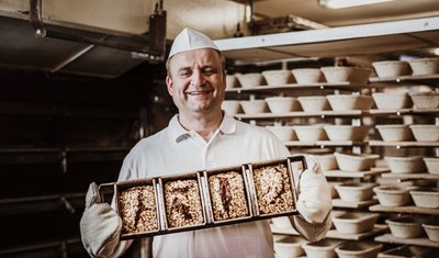 Dirk Selbmann in seiner Backstube in Brand-Erbisdorf. Im Angebot sind neue Brotsorten. 
