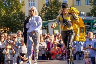 Zehn Geschäfte haben sich an der Modenschau bei der Auerbacher Einkaufsnacht beteiligt. Sie fand auf dem Neumarkt statt.