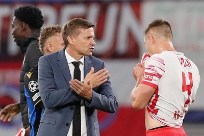 Zufriedenheit sieht anders aus. RB-Trainer Jesse Marsch diskutiert nach dem Abpfiff mit Abwehrchef Willi Orban.