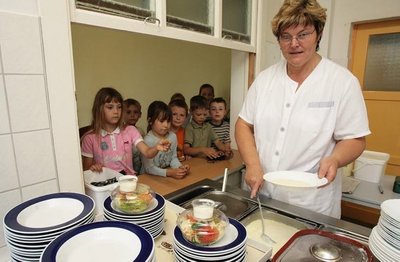 Heidi Lange teilt in der Bad Schlemaer Grundschule Essen aus. 100.000Euro müsste die Gemeinde pro Jahr berappen, um alle Schüler des Kurorts mittags kostenlos zu versorgen. 