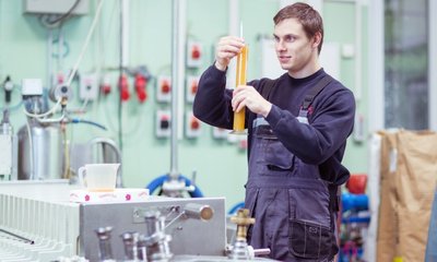 Die richtige Qualität? Safttechniker Mark Illig überprüft in der Obstkelterei Heide in Siebenlehn den Fruchtzucker.