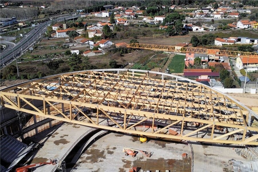 Vorzeigeobjekt: Montage der Dachkonstruktion für die Radrennbahn bei Porto in Portugal.