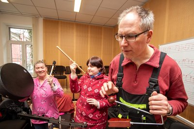 Zu den Plauener Stadtmusikanten gehören auch Sandra Janischewski, Denise Militzer und Karsten Hemmann. Bei den Akteuren herrscht große Freude am Musizieren und große Lust auf die Bühne.