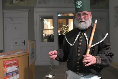 Christian Schmiedgen läuft mit der Standarte an der Spitze: „Da muss man einfach schick aussehen.“