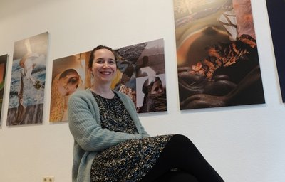 Sarah Jäckle in ihrer Ausstellung "Körper und Natur". Die Originalcollagen sind zuerst in Melbourne gezeigt worden. 