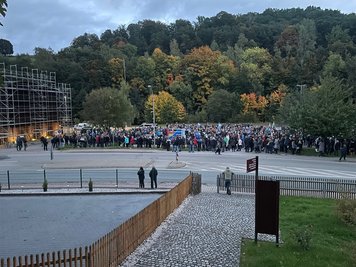 In Schwarzenberg nahmen geschätzt um die 2000 Menschen an einer Kundgebung ab 19 Uhr auf dem Parkplatz neben dem Finanzamt teil.