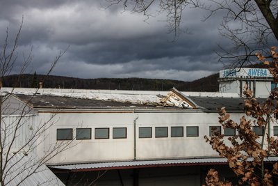 An der Damaschkestraße wurde Teile des Daches einer Halle der Aweba abgedeckt.