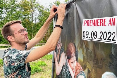 Schweren Herzens hat Martin Reißmann vom Veranstaltungsteam jetzt die Plakate für die geplatzte Tanzshow Nobelnights abgenommen.