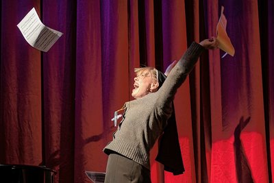 Solo für Elisabeth Markstein, die sich in "Schwester Robert Annes Musical-Kurs" auf kurzweilige Art von der schüchternen Nonne zum mitreißenden Musicalstar wandelt. 