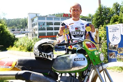 MZ-Fahrer Uwe Weber kehrte mit zwei Goldmedaillen von der Enduro Vintage Trophy in Polen zurück. Neben dem Mannschaftstitel holte er auch souverän den Sieg in seiner Klasse A3 sowie in der Gesamtwertung der Klasse A.