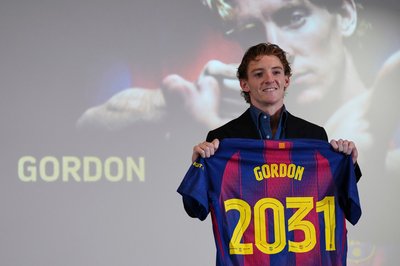 Anthony Gordon wechselt von Newcastle United zum FC Barcelona.