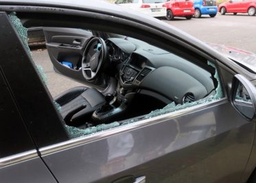 Im Fall von eingeschlagenen Autoscheiben, wie in diesem Archivbild, sollen Betroffene sofort die Polizei rufen.