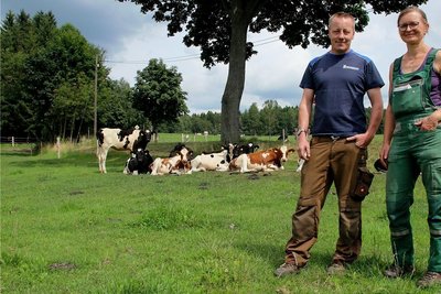 Die Geschäftsführer des Milchgutes Trieb, Nicole Andermann und Steffen Luderer, bei den Kälbern des Landwirtschaftsbetriebes. 