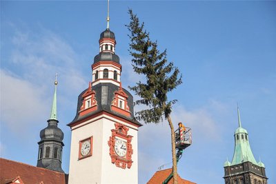 Und Tschüss: Der Weihnachtsbaum auf dem Chemnitzer Markt wurde abgetragen.