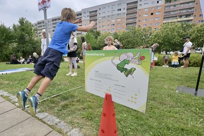Standweitsprung - eine von sieben Stationen für das Sächsische Kindersportabzeichen, das man im Muldeparadies ablegen kann.