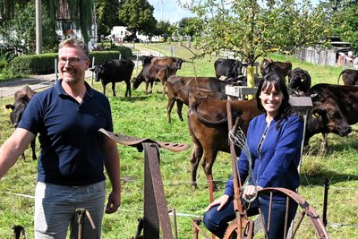 Matthias Müller und Diana Weiser mit ihren Wagyu-Rindern auf dem Hof in Erlau.