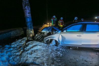 Ein Audi ist von der S222 zwischen Grünhain und Elterlein abgekommen und gegen einen Baum geprallt.
