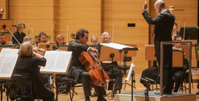 Solist Adolfo Gutiérrez Arenas am Violoncello mit der Robert-Schumann-Philharmonie unter der Leitung von Guillermo García Calvo im großen Saal der Stadthalle am Mittwochabend beim mit sehr viel Applaus bedachten 1. Sinfoniekonzert der neuen Saison. 