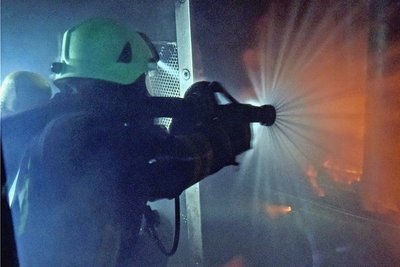 In einem Brandcontainer werden Szenarien wie zu einem Kellerbrand simuliert. Hier brennt eine Gasflasche. Der Trupp, vorn zu erkennen, muss das Feuer löschen und den Gashahn zudrehen.