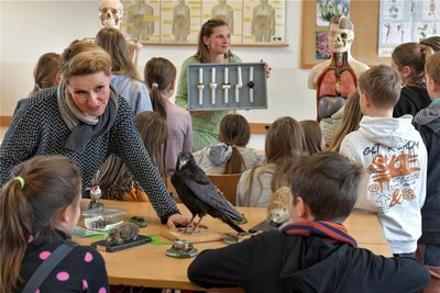 Lehrerin Urte Jung (l.) war mit ihren Schüler der Agricola-Grundschule zu Gast bei Lysann Richter (h. M.) im Biologieunterricht.