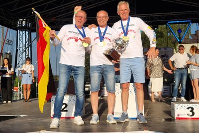 Uwe Weber (von links), Johannes Steinel und Bert von Zitzewitz haben erstmals den Sieg in der Enduro Vintage Trophy geholt. Entsprechend ausgelassen feierten sie den Erfolg.