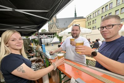 Selina Schaub gehört zum Team des Zwickauer Studentenklubs 013. Der bereichert mit seinem Biergarten das gastronomische Angebot auf dem Stadtfest Zwickau.