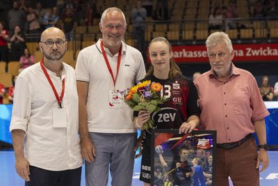 Das Foto zeigt Jasmina Gierga bei der Verabschiedung mit Jacek Wasilewski, Thomas Müller und Detlef Kaiser (von links) vom BSV-Vorstand.