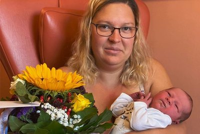 Der kleine Aron kam am 1. August als 500. Baby des Jahres 2021 im Helios Vogtland-Klinikum Plauen auf die Welt. Er und Mama Lena Thoß sind wohlauf.