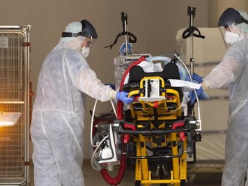Medizinisches Personal kümmert sich um einen italienischen Corona-Patienten.