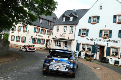 Bislang läuft es für Carsten Mohe und seine Beifahrerin Clara Bettge richtig gut in der Deutschen Meisterschaft. Zuletzt belegte das Duo bei der Mittelrhein-Rallye einen Platz in den Top 10.