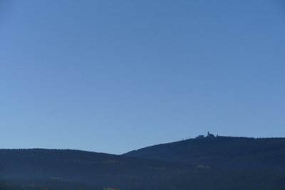 Blick vom Panoramaweg in Neudorf auf den Fichtelberg.