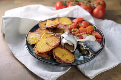 Herings- und Matjesfilets mit Bratkartoffeln kommen in vielen Haushalten in Deutschland regelmäßig auf den Tisch. Bestimmte Erzeugnisse sind jetzt aber von einem Rückruf betroffen.