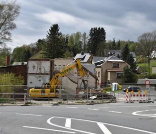 Am Königsplatz ist das sogenannte "Scharfe Eck" verschwunden. Der Giebel des verbliebenen Hauses wird neu gestaltet.