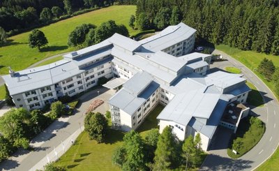 Das Krankenhaus Adorf wurde 1996 als Ersatz für die damaligen Kreiskrankenhäuser in Oelsnitz und Bad Elster eröffnet. Das Waldkrankenhaus wurde 2003 privatisiert. 