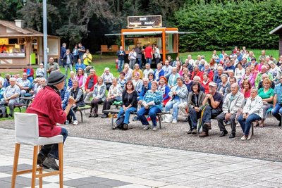 Beim Sommer im Wettinhain ist Kabarettistin Ellen Schaller zu Gast.