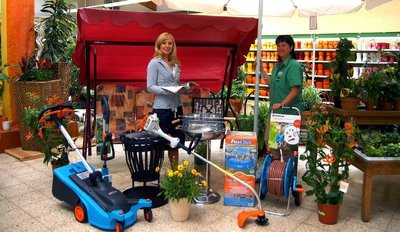 Die Preise stehen bereit: Sonnenschirm, Hollywoodschaukel, Motorsense, Rasenmäher... Baywa-Marktleiterin Uta Martin und "Freie Presse"-Geschäftsstellenleiterin Susann Uhlig (l.) haben sie ausgesucht.