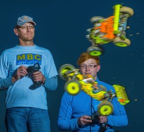 Flieg nicht so hoch, mein kleiner Freund: Fürs Foto lassen Thomas Mager (links) und Martin Wünsche ihre Elektro-Buggys spektakulär abheben.